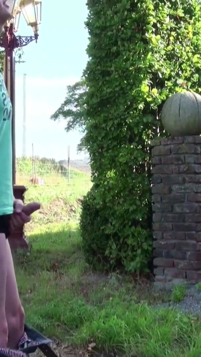 Ikonisch aus "Deutsche stiefmutter erwischt stiefsohn wichst im Garten und hilft beim ficken"