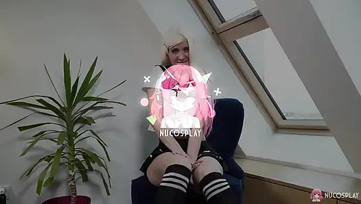 Daruma Rai с маленькими сиськами разрывает ее бритую киску дилдо