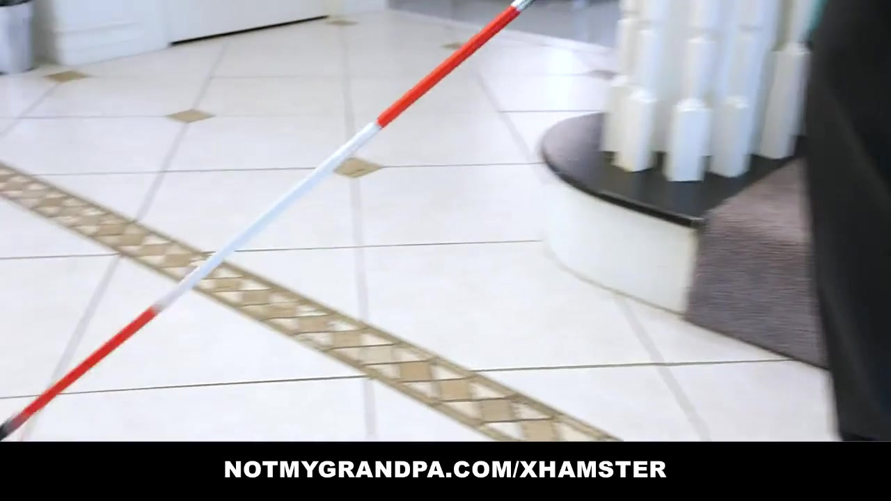 不潔な義理のおじいちゃんが孫娘を利用する - 偽物