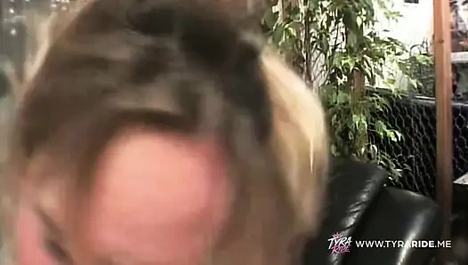 Tante seksi rambut pirang lagi asik nyepong kontol sampai tenggorokan di sofa