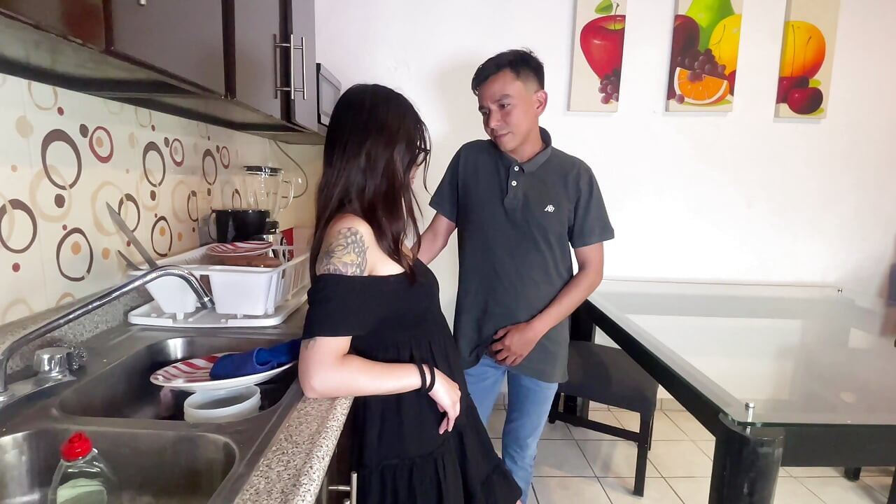 Cimerica me vidi kako se napaljujem i jebe me u kuhinji