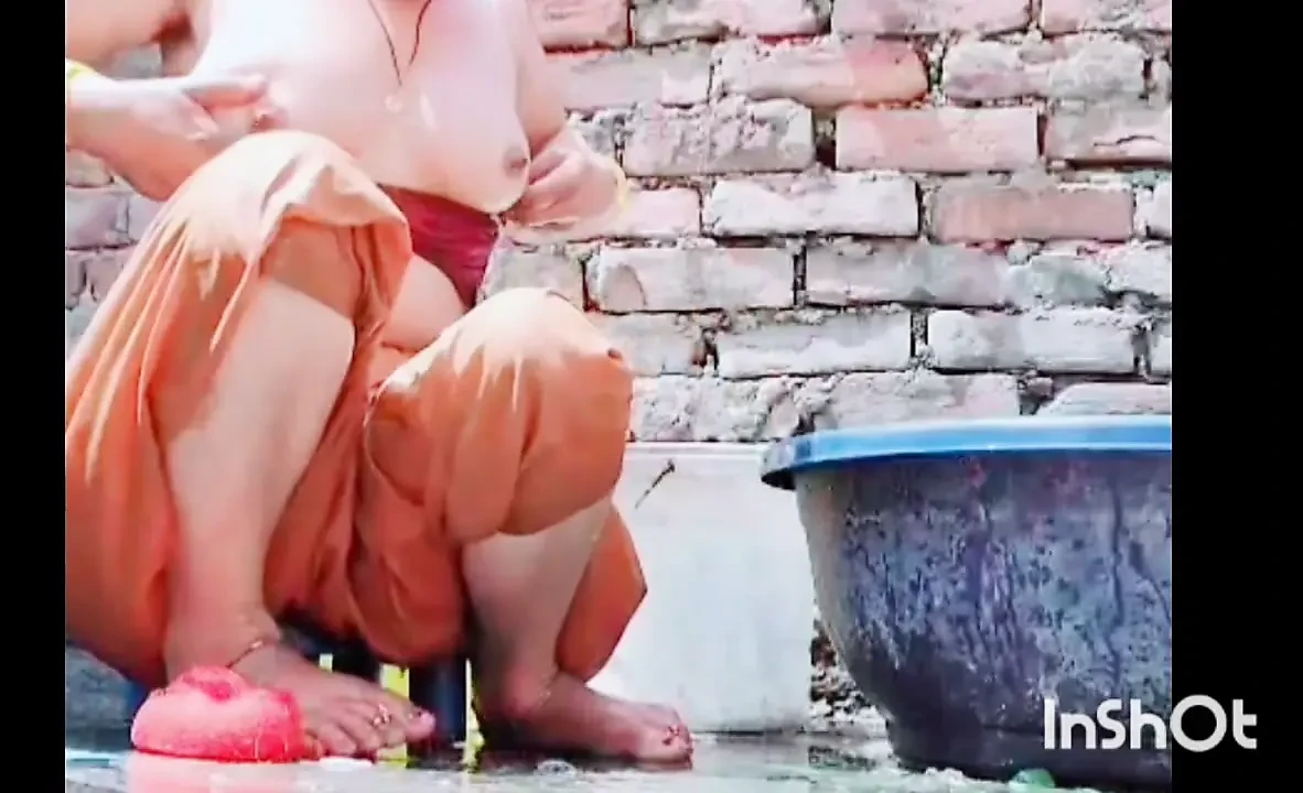 Fit Aur Qute Ladki Ki Chamakdar Bath Scene: Ek Lagbhag Masti Ka Anand"