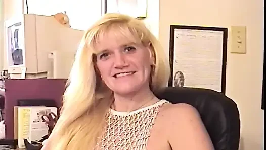 Reife blonde MILf spreizt sich weit und fingert sich hart
