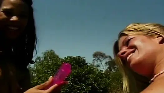 Милфа-блондинка с большими сиськами поделила дилдо с горячей крошкой на улице