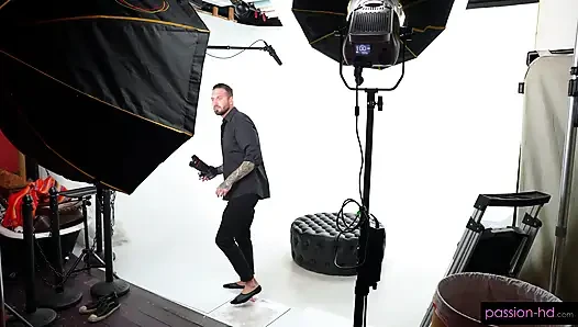 Schwanzhungriges model wird während des fotoshootings mit sperma gefüllt