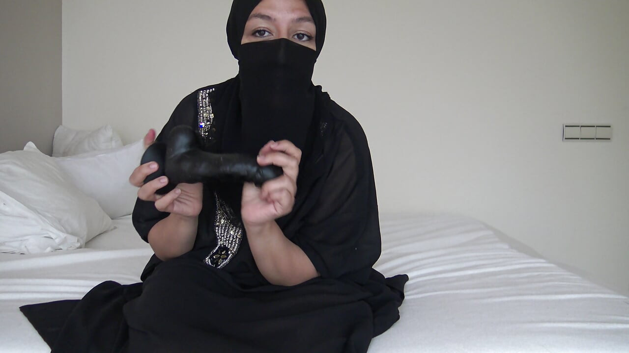 Árabe esposa de corno em Dubai quer grandes paus pretos e sexo com estranhos