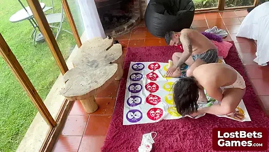 Eine blowjob-Überraschung für den Strip Twister-spielsieger