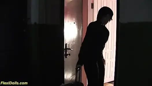 Gerçek esnek bebek orta yaşlı seksi kadın esnetiliyor ve oyuncakla sikiliyor