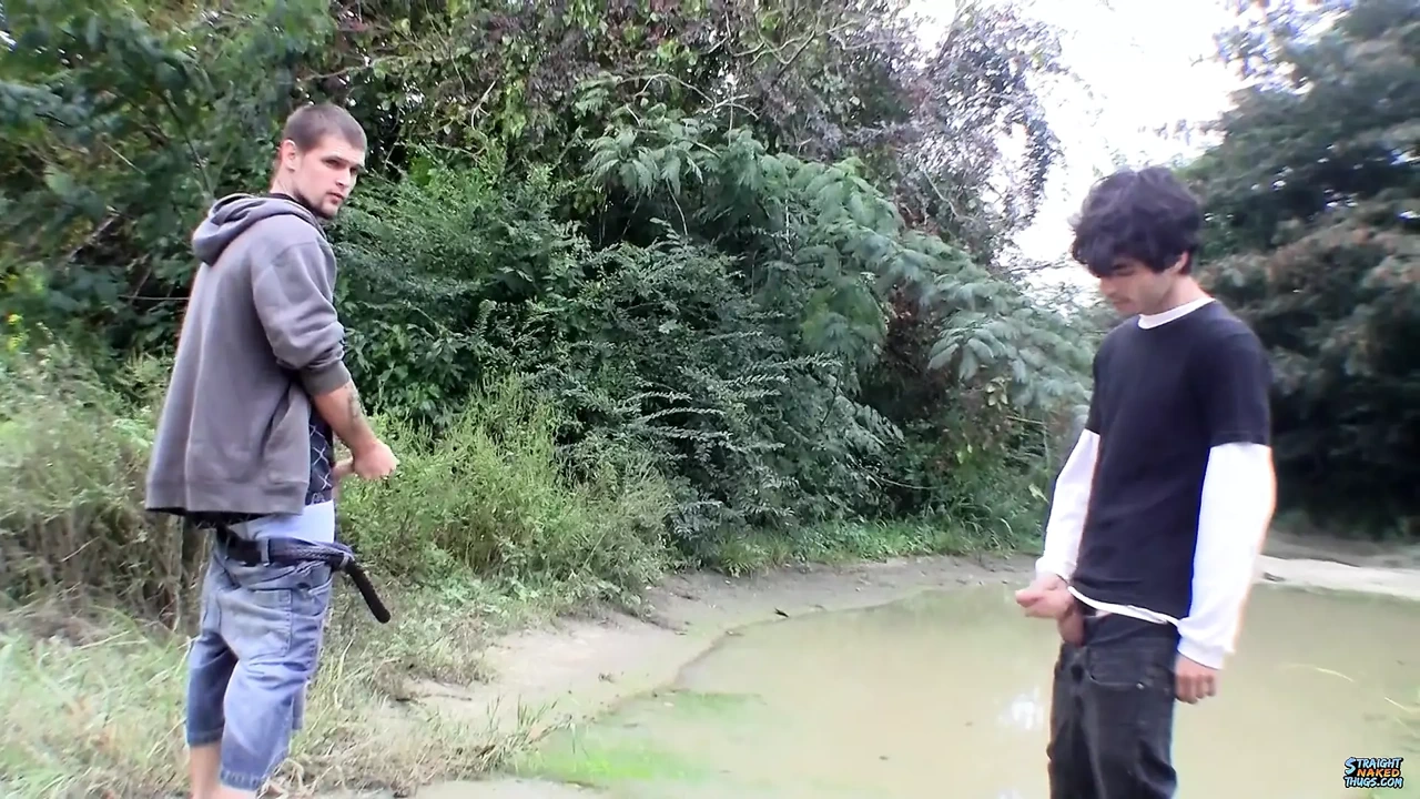 健壮的哥们打他们的肉