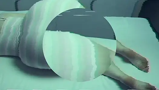 Frau mit dicken hintern, die in reichen leggings einkaufen