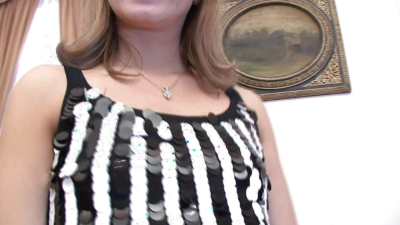 痩せた女の子がソファで巨大なペニスに乗ってから先端から精液を吸う