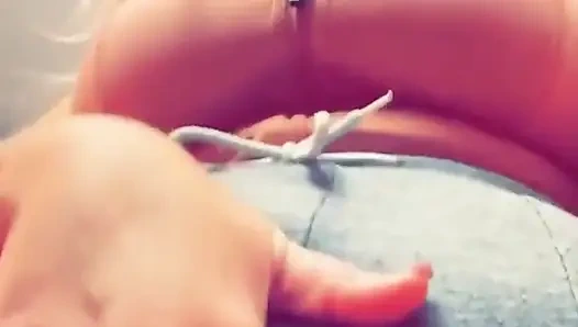 Benimle sadece bu titreşimin rahatlaması için dans et