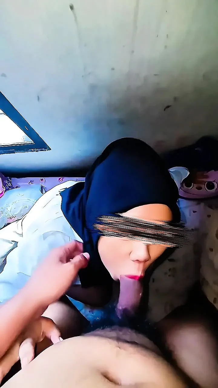 indonesian Hijab whore doing Blowjob and get her pussy shoved by Asian Dick