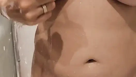 Nackte stiefschwester in der dusche