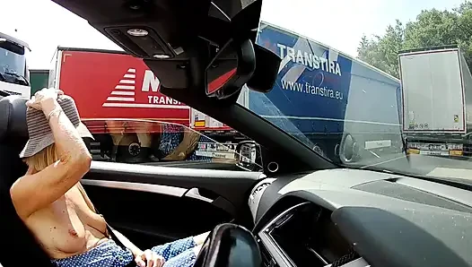 Cewek toket besar ini lagi asik muasin lubangnya pakai penutup mata di toketnya