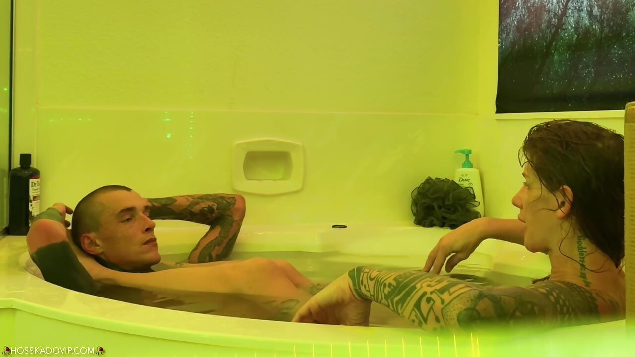 Baño romántico mamadas pajeando gran polla tatuada de papá puta kado hermosa chica trans Grey Perrier múltiples corridas