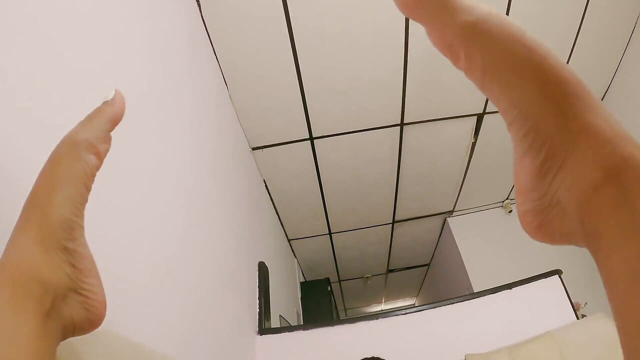 半分の小さな見知らぬ男が家で私を監視する