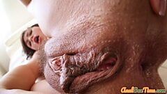 Rabuda asiática gata perfurada anal depois de esticar o cu