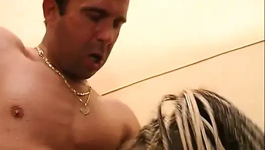 Tıraşlı amcıklı harika orta yaşlı seksi kadının üçlü seksi iki büyük amatör yarakla sikiliyor ve ağzına boşalıyor