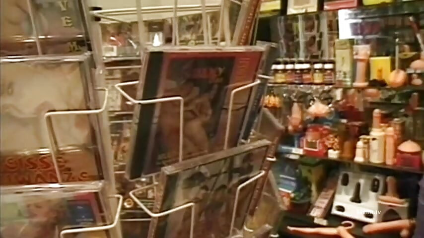 إنها تفضل الديك القوي الحقيقي ، على الديك البلاستيكي المزيف