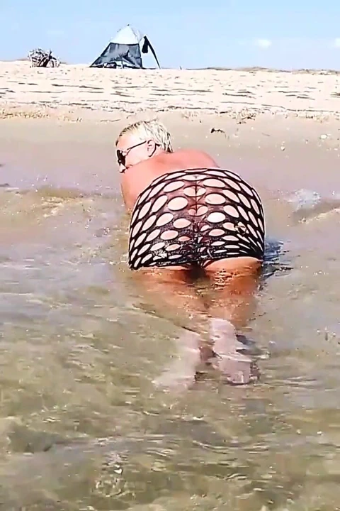 我穿着非常奇怪的泳衣到海滩