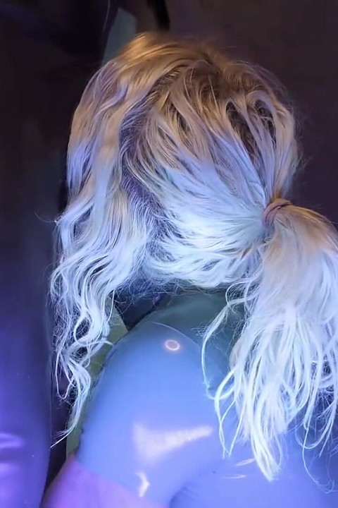 Klebrig Latex Blowjob med Eksplosiv Cumshot