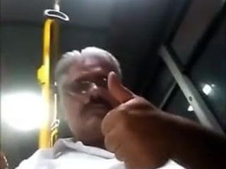 Przystojny tata kierowca cumming w autobusie