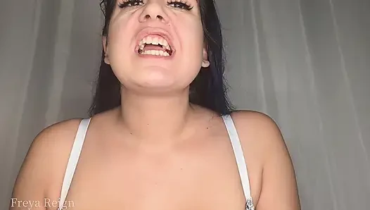 Yakın çekim sakızlı ayı yalıyor: ağız fetişi