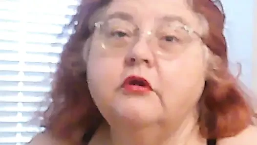 Vicki Si Suster Semok Rambut Merah Lagi Ngomong Sama Kamu Sambil Pakai Lipstik!