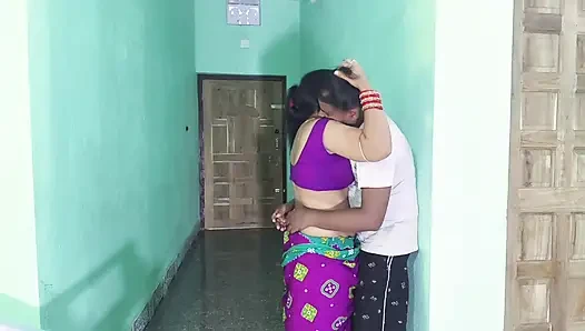 Sexy indische hausfrau, die ihren ehemann betrügt, von einem gasboten gefickt wird