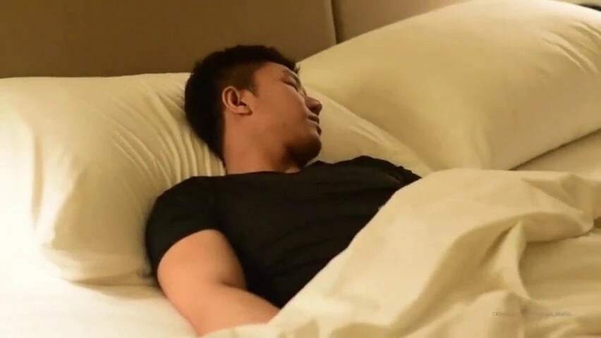 Gay thai miragex muscoloso fusto asiatico in gangbang senza preservativo