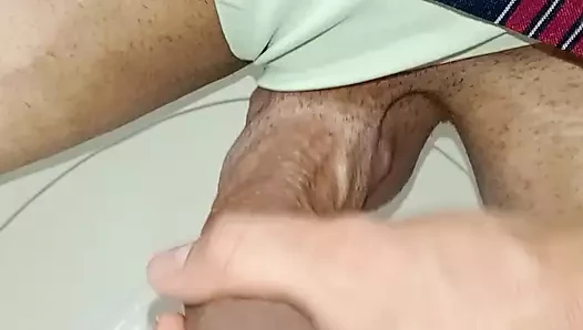 Невірна школярка 18+ покірна мастурбує у ванних кімнатах, величезний сюрприз