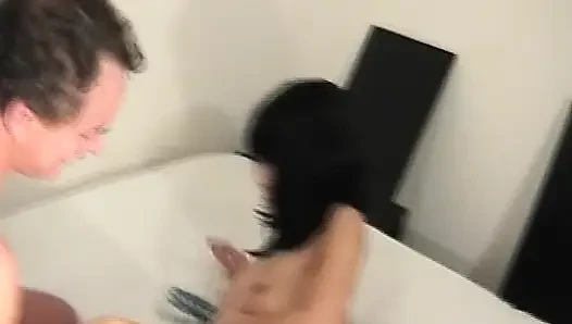 Attraktive deutsche amateur-puppe reitet schwanz im schlafzimmer