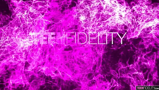 Teenfidelity devon green bir polisin amını pompalasına izin veriyor