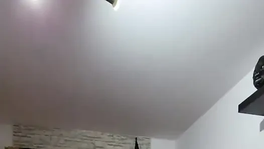 Orta yaşlı seksi kadın amcığını parmaklıyor ve fışkırtarak orgazm oluyor