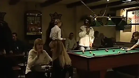 UNA TROIA PER AMICA szene 01 mit zwei schlampen an der bar gefickt