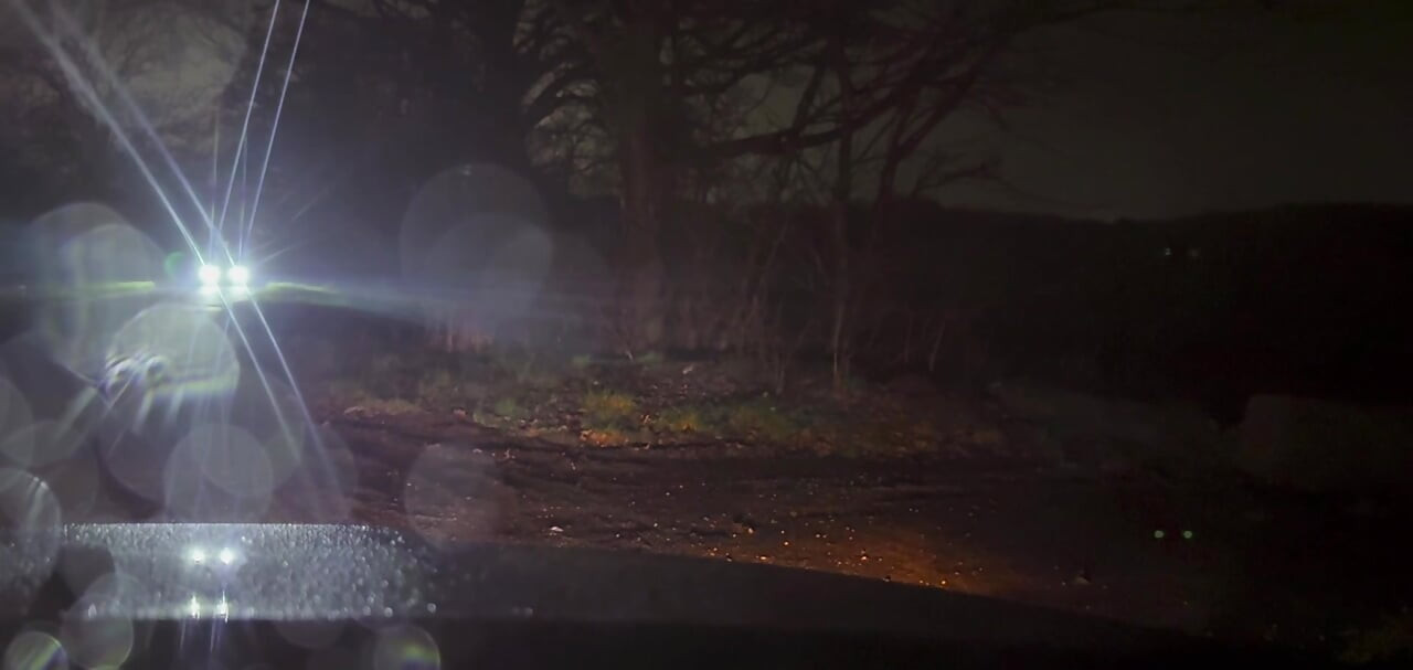 ไร้ที่ติเมื่อรถผ่านแล้วแก้ผ้าซ่อนตัวอยู่หลังต้นไม้