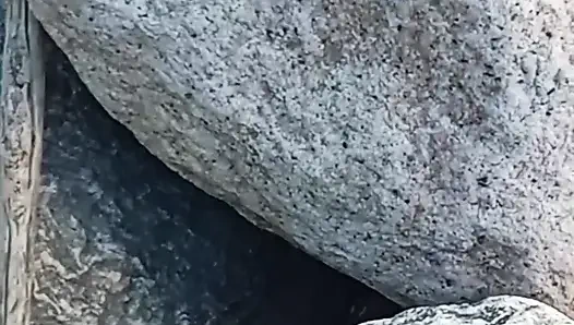 Istri dewasa yang cantik dan anal luar ruangan yang indah di sungai