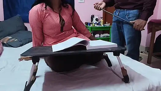 Öğretmen en sevdiği öğrenciyi yaramaz tantarum yüzünden sopayla cezalandırıyor