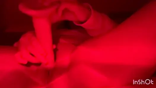 Adik tiri menyiapkan vaginanya.