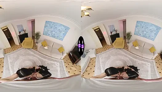 Azgın sürtükler Roxy ve Amelia ona çifte saksoyla teşekkür ediyor - teenmegaworld