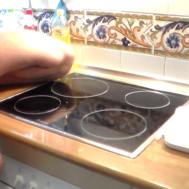 John在炉子上撒尿