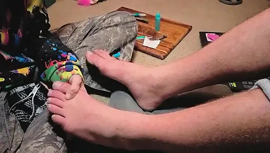 Melody дает своему господину педикюр