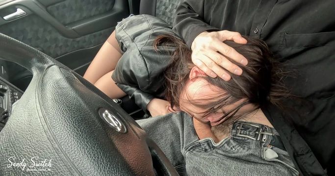 Pretty hitchhiker seduces driver and gives blowjob at 93 mph