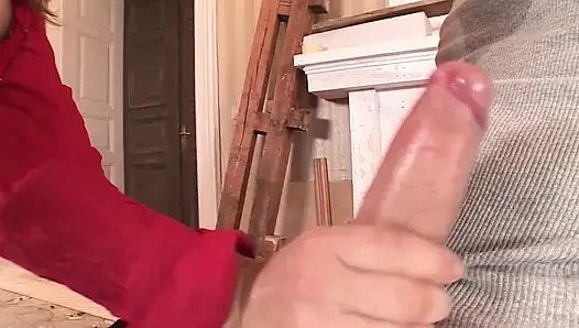 Si cewek nakal rambut cokelat lagi asik nyepong kontol tukang kayu yang lagi beruntung