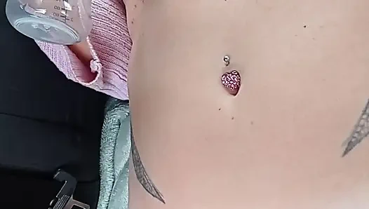 Colok di tempat parkir dengan pompa