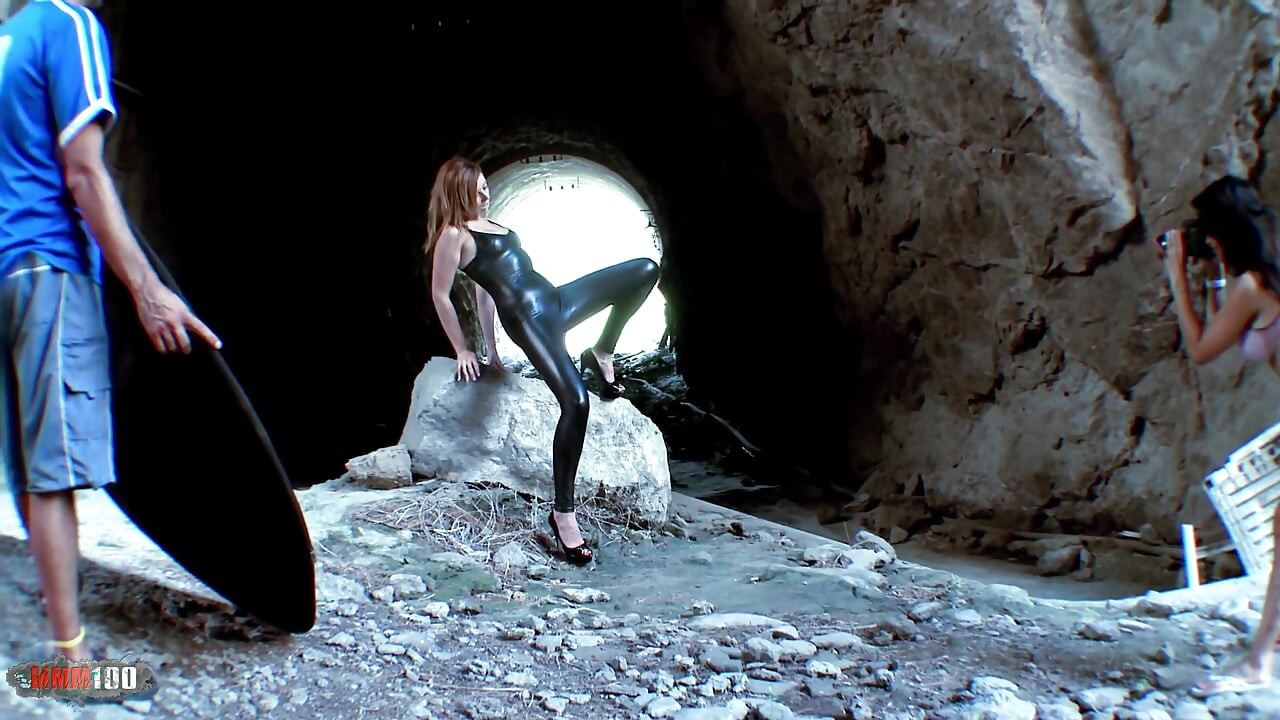 Bianca Resa: Η Bianca Resa με στενό κολάν wetlook γαμήθηκε από κώλο και χύνει