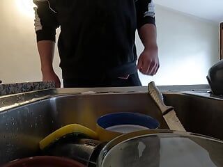 Lavando pratos com xixi e porra