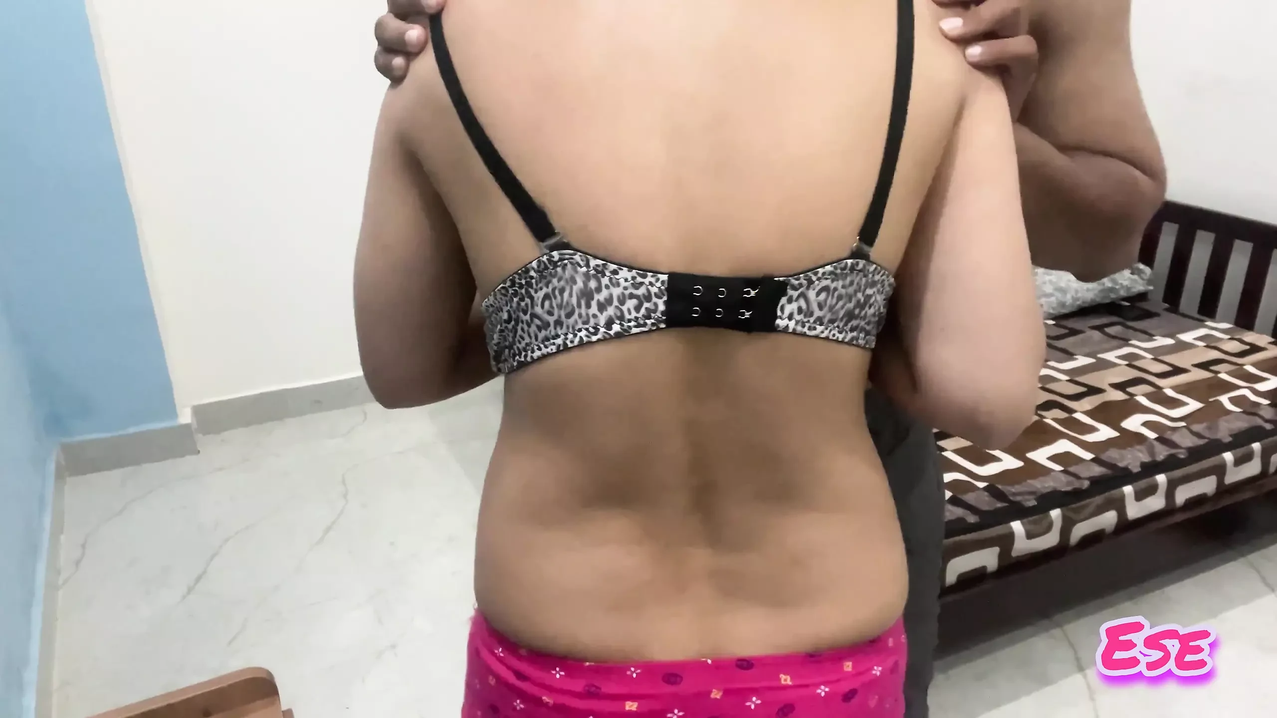 Mientras ayudaba a la tía, el agua cayó sobre ella y luego la tía se quitó la ropa y fue follada por mí.