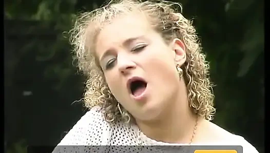 Секс в машине со шлюшкой в любительском видео